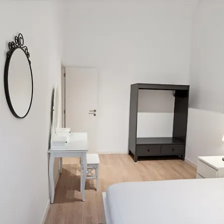 Degroux 82 - Self Check In By Homenhancement