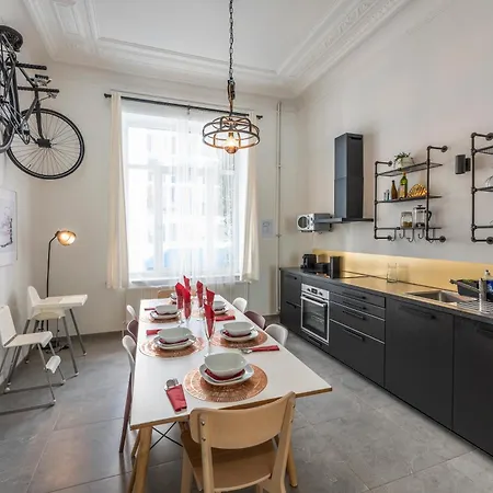 Superb 3 Bedroom & 3 Bathroom Duplex In Centre