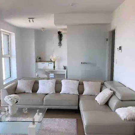 Luxury With Stunning View & Free Parking *