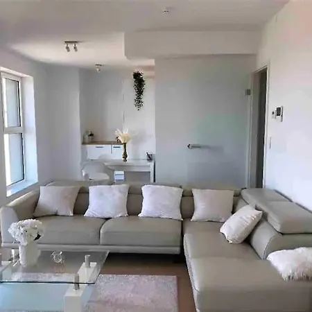 Luxury With Stunning View & Free Parking *