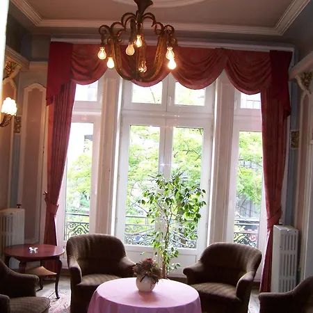 Manhattan Hotel *