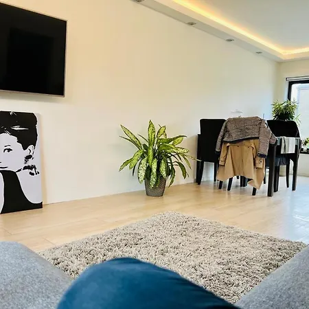 Town House With Garden - 1 With Shared Bathroom *