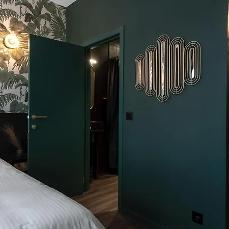 Bed & Breakfast Secret Walls *
