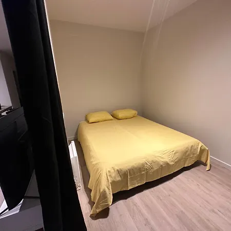 With Balcony In Center شقة *