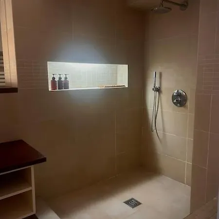 Down Town Spacious Duplex With Private Parking & Game شقة بروكسل