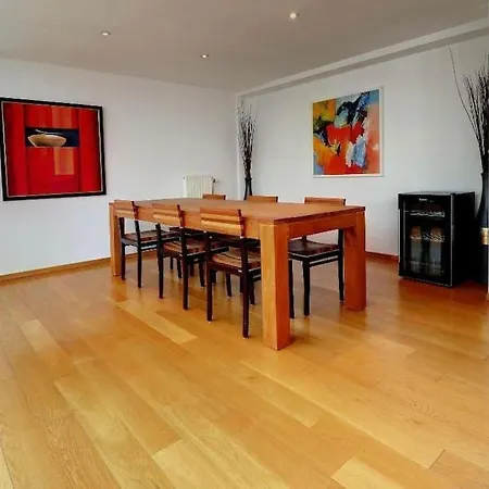 Down Town Spacious Duplex With Private Parking & Game