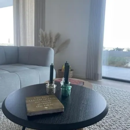Stylishly Decorated Beachfront Flat *