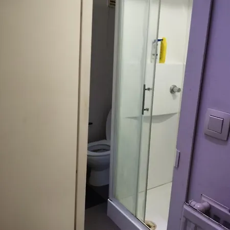 Petit Tres Bien Situe Брюссель