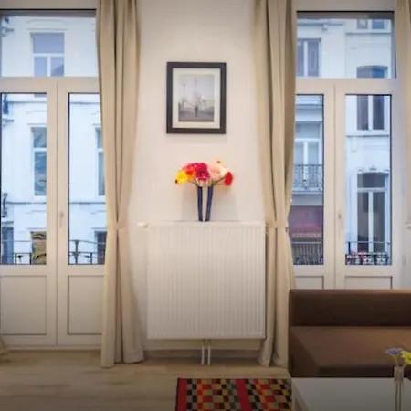 Apartment - Steps Grand Place - Local Vibrant Neighbourhood *
