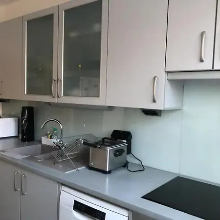 Privee Dans Grande Maison 民宿 *