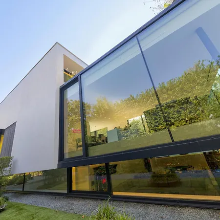 Luxurious 1000m2 With Garden And Pool *