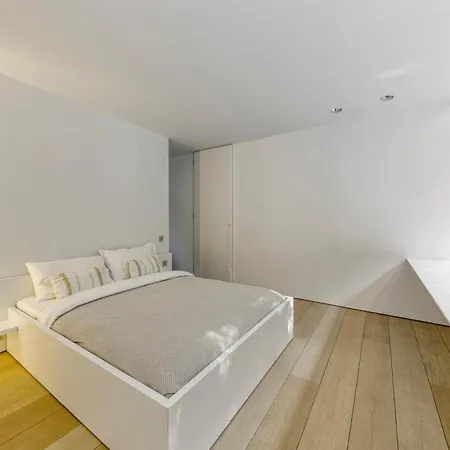 Luxurious 1000m2 With Garden And Pool Villa Bryssel