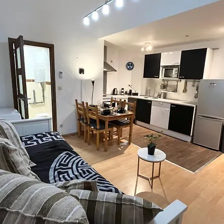 Cosy Flat - Eu District - Center - 4 Persons 아파트