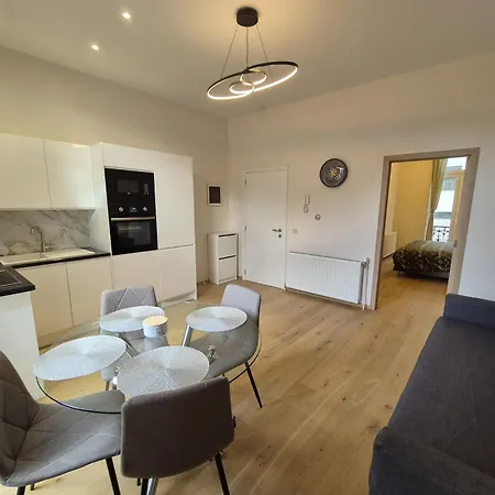 Elegant In Center Of Apartment *