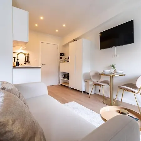 Charmant Studio City Center