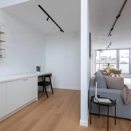 Spacious Duplex 1bd - Ch7 Apartment