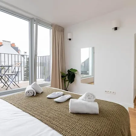 Spacious Duplex 1bd - Ch7 Apartment