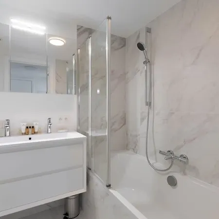 Spacious 3bd Apt In Uccle - Ch6 *
