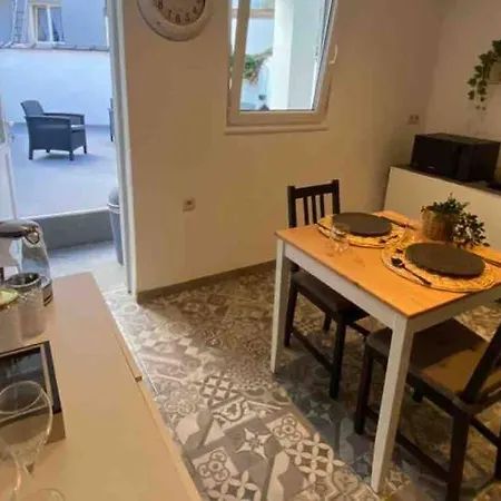 Superbe Full Equipe Avec Cour Exterieur *