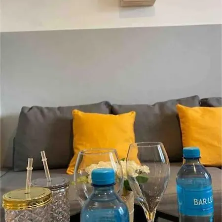 Superbe Full Equipe Avec Cour Exterieur Διαμέρισμα