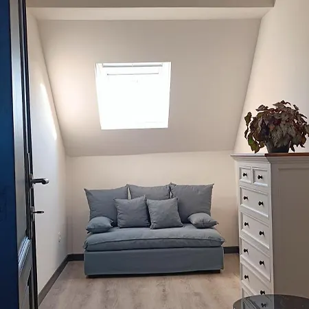 Modern Triplex 140m2 - 4 Bedrooms, 1 Living & 2 Bathrooms - 8 People In *