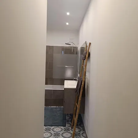 Modern Triplex 140m2 - 4 Bedrooms, 1 Living & 2 Bathrooms - 8 People In *