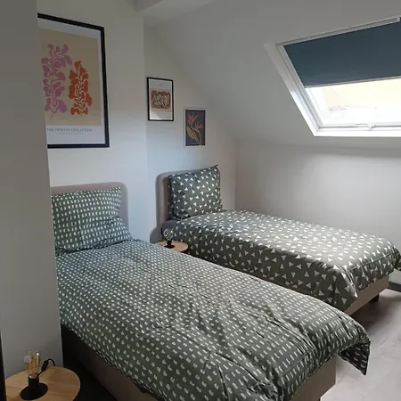 Modern Triplex 140m2 - 4 Bedrooms, 1 Living & 2 Bathrooms - 8 People In Brussels