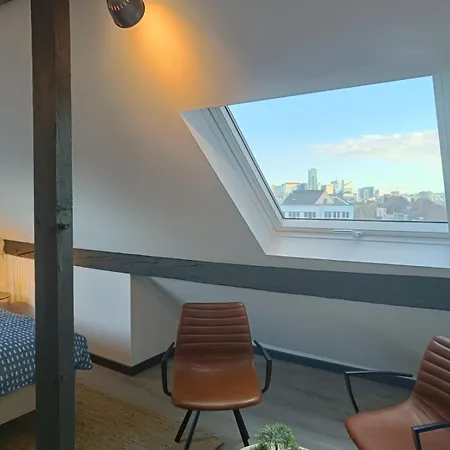 Modern Triplex 140m2 - 4 Bedrooms, 1 Living & 2 Bathrooms - 8 People In Apartment *