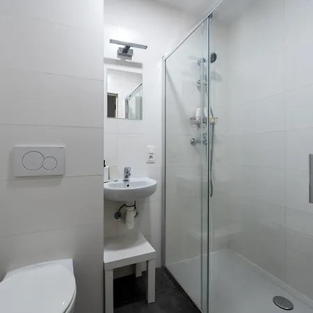 6 Bedroom House With Private Bathrooms In Bxl Downtown Apartment