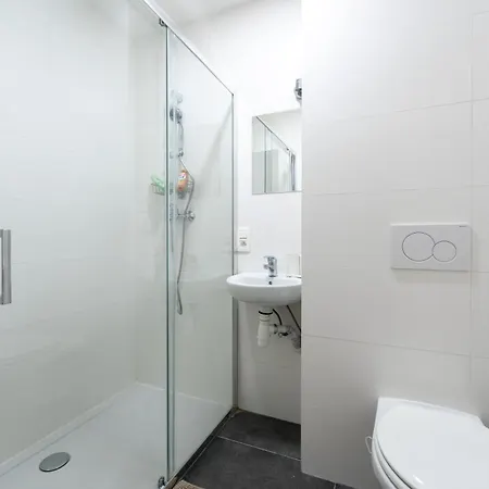 6 Bedroom House With Private Bathrooms In Bxl Downtown Brüsszel
