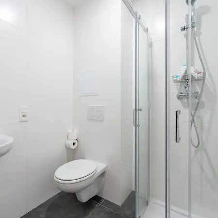 Apartment 6 Bedroom House With Private Bathrooms In Bxl Downtown *