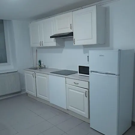 Appt Close To Grand Place Sleeps 6 דירה *