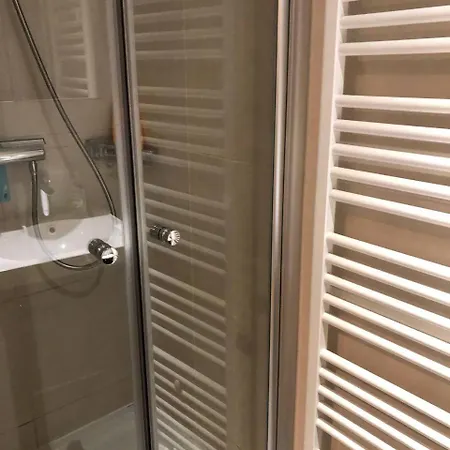 Spacious Brusselles Place Hotel *