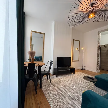 Echoes Of The Mirror Brussels