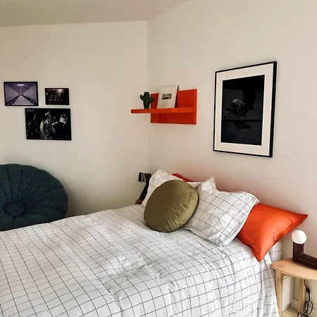 Garden Flat In Apartment *