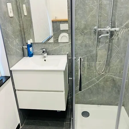 De Standing Brady Muandaz Bruxelas