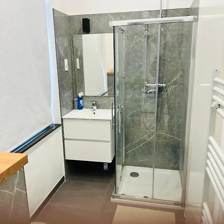 De Standing Brady Muandaz * Bruxelas