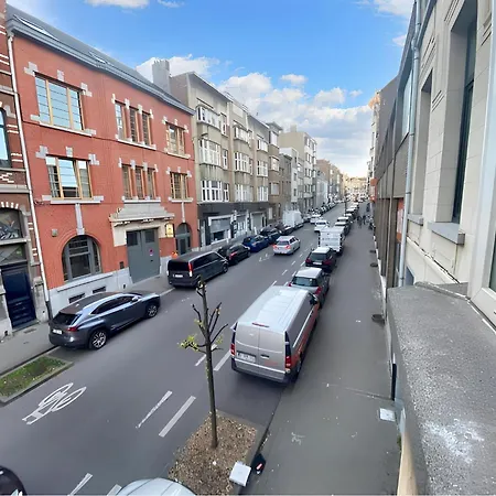 アパート Modern In Molenbeek Saint Jean / 77 M² / Parking