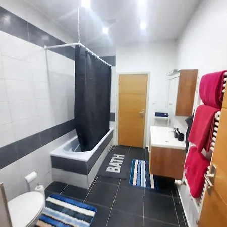 Modern In Molenbeek Saint Jean / 77 M² / Parking アパート *