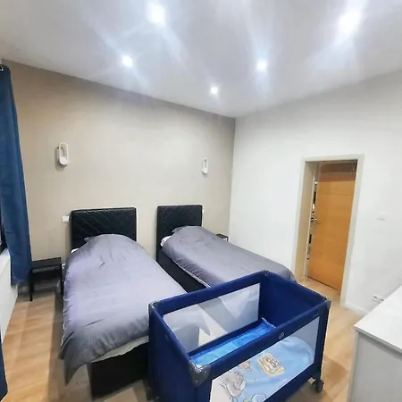 Modern In Molenbeek Saint Jean / 77 M² / Parking アパート ブリュッセル