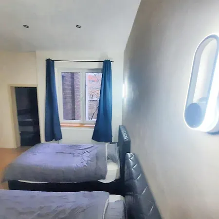 Modern In Molenbeek Saint Jean / 77 M² / Parking アパート