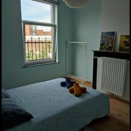 Confortable Lit Double Schaarbeek 1ere Etage Cle Normal Δωμάτια σε οικογενειακή κατοικία *