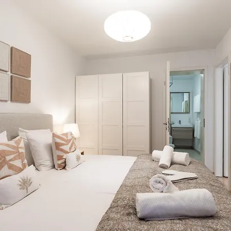 Contemporary Comfort In The Heart Of The 아파트 *