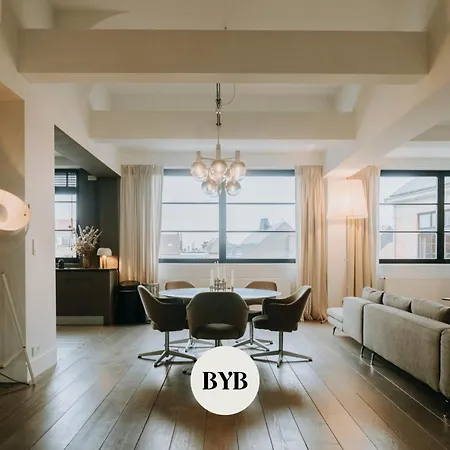 Magnificent Loft - 3 Bedroom Duplex Apartment *