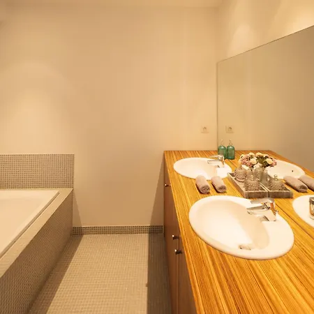 400 Sqm Luxury Centre Apartment *