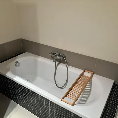 Comfortable Two Bedroom In Center *