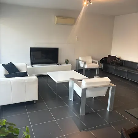 Charming With Balcony Views Daire Brüksel