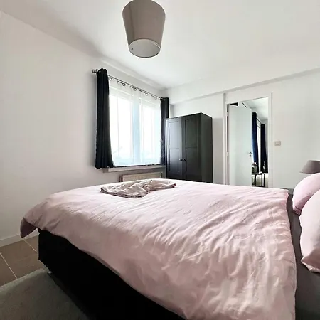 Elegant 2pcs Proche Apartment Brüssel