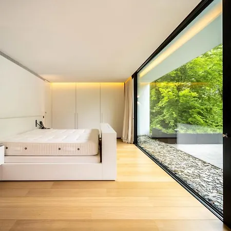 The Luxury Glass Manor Vila