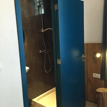 Midi 81 Hostel
